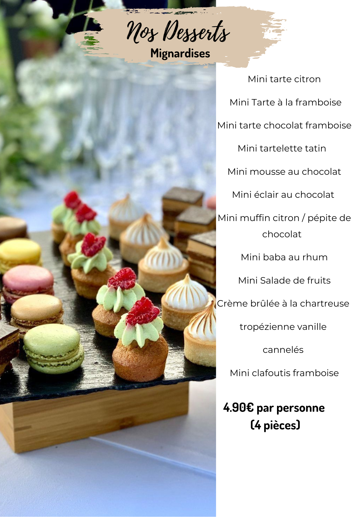 Assortiment de mini-desserts pastel sur un plateau à côté d'un panneau de menu de desserts français