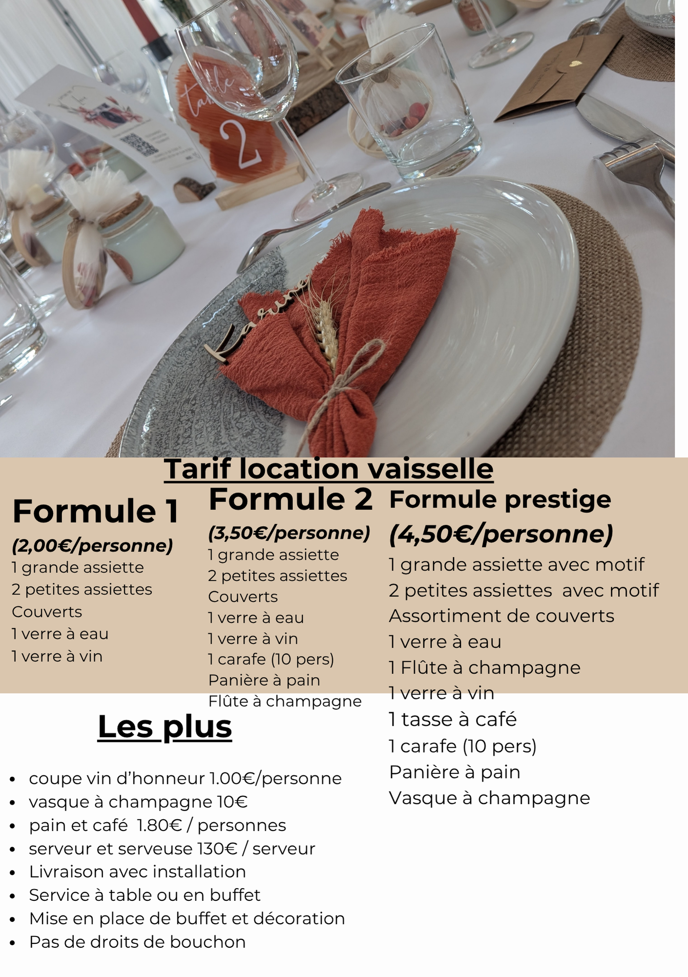 Table de réception dressée avec menu tarifaire imprimé pour la location de vaisselle.