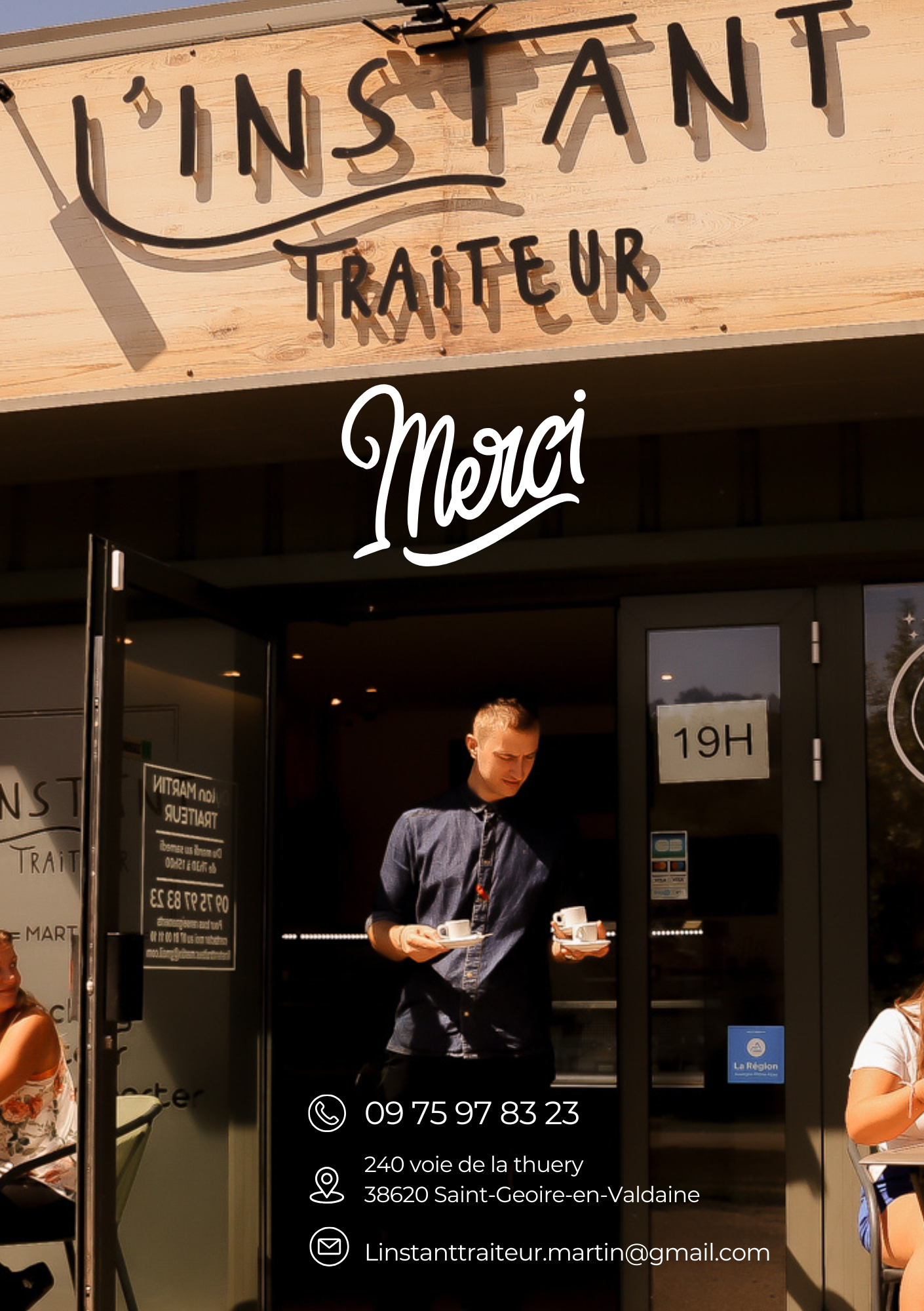 Façade du magasin « Instant Traiteur Merci » avec une personne debout dans l'embrasure de la porte sous une enseigne blanche.