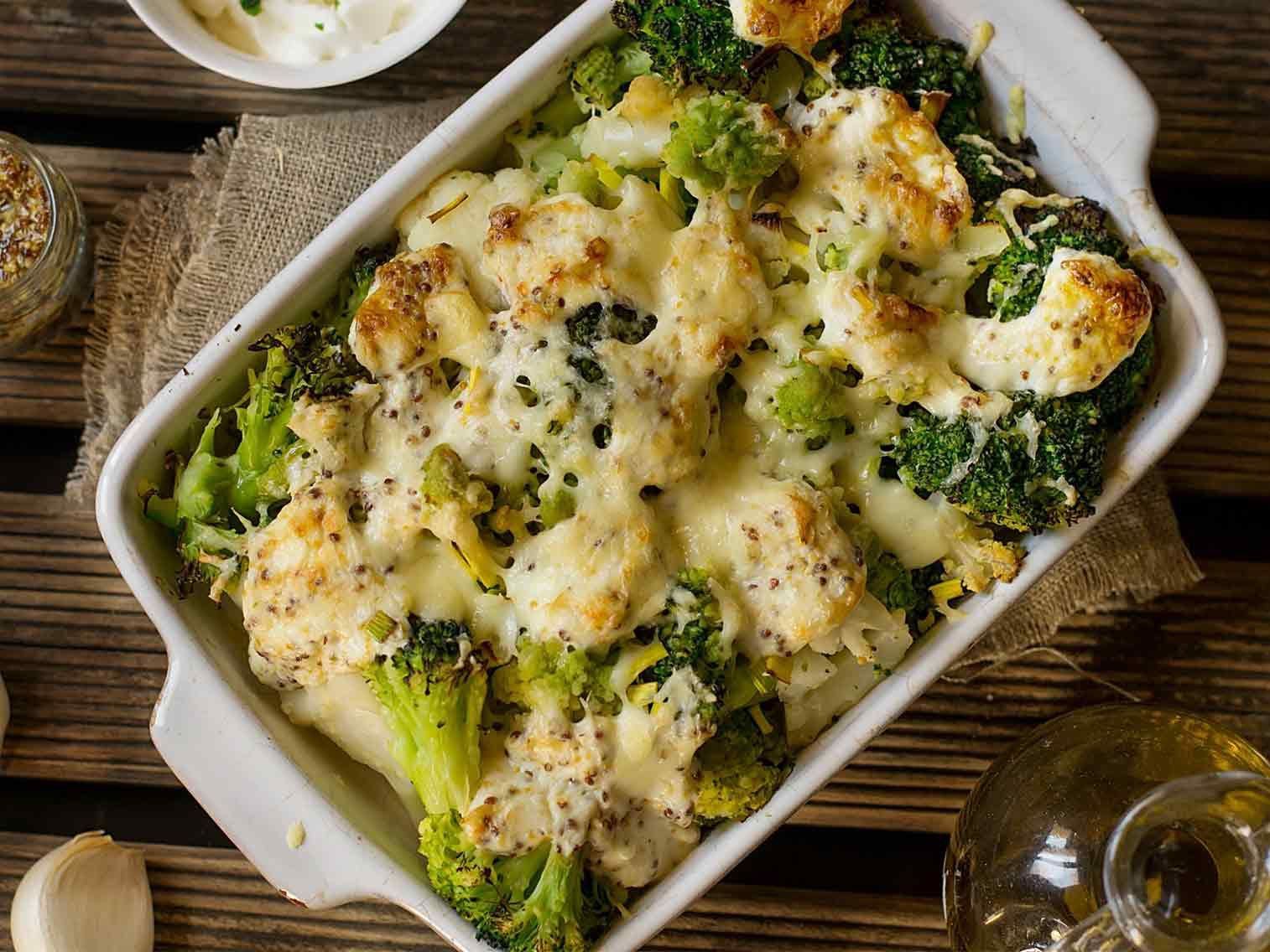 Gratin de brocolis gratiné au fromage fondu, servi dans un plat blanc sur une table rustique