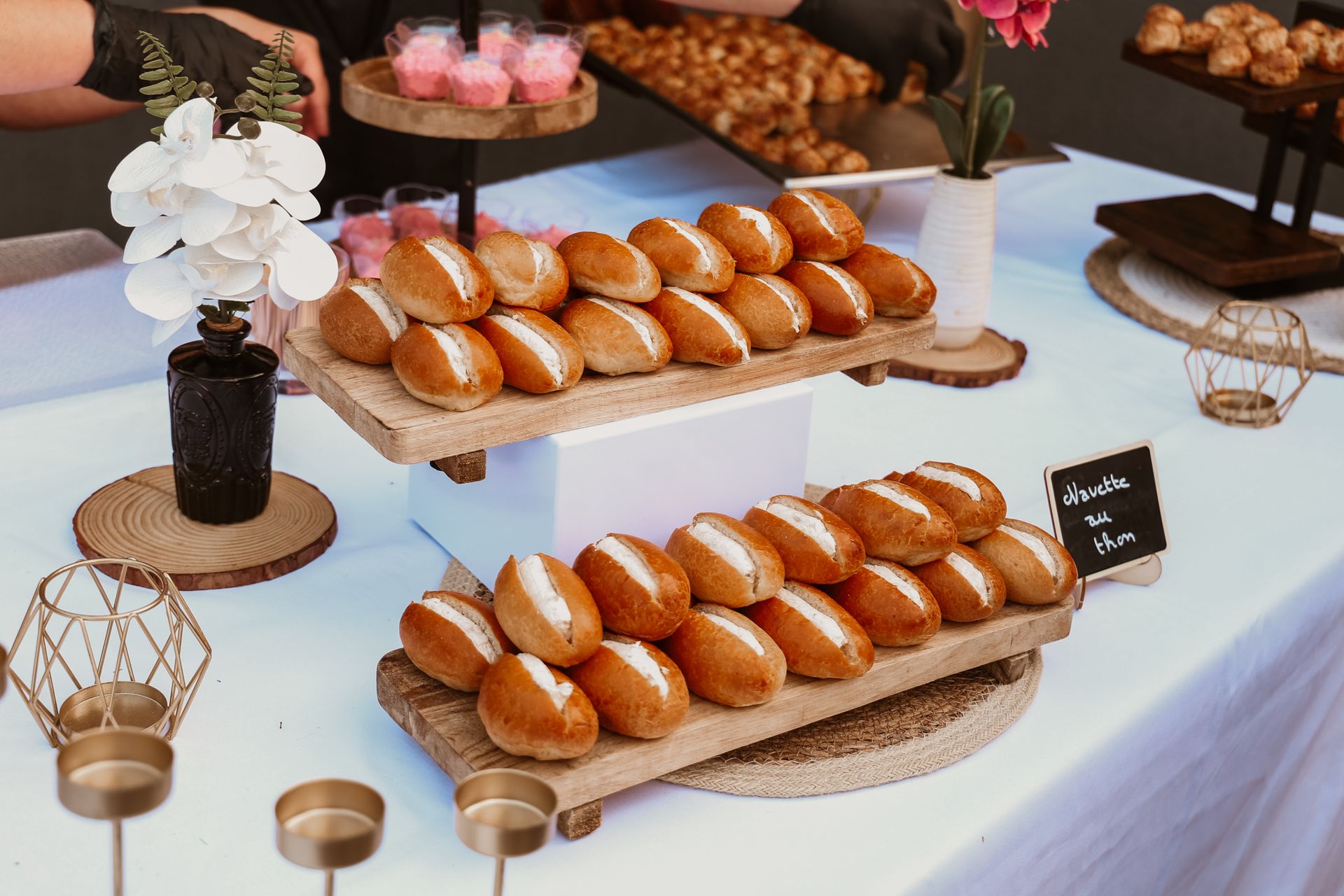 Présentation de pâtisseries sur des plateaux, sur une table de buffet de desserts.
