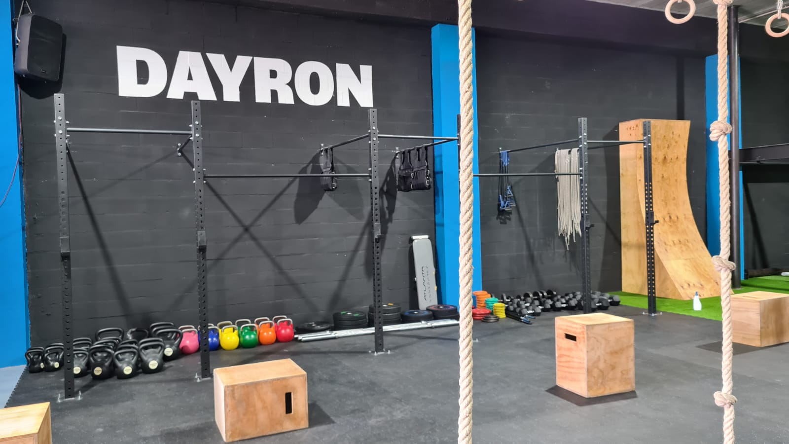 Un gimnasio con un cartel que dice Dayron en la pared.