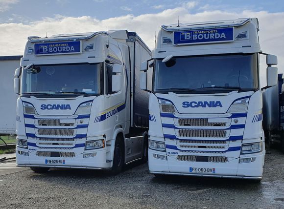 2 CAMIONS NOUVELLE DECO.jpg