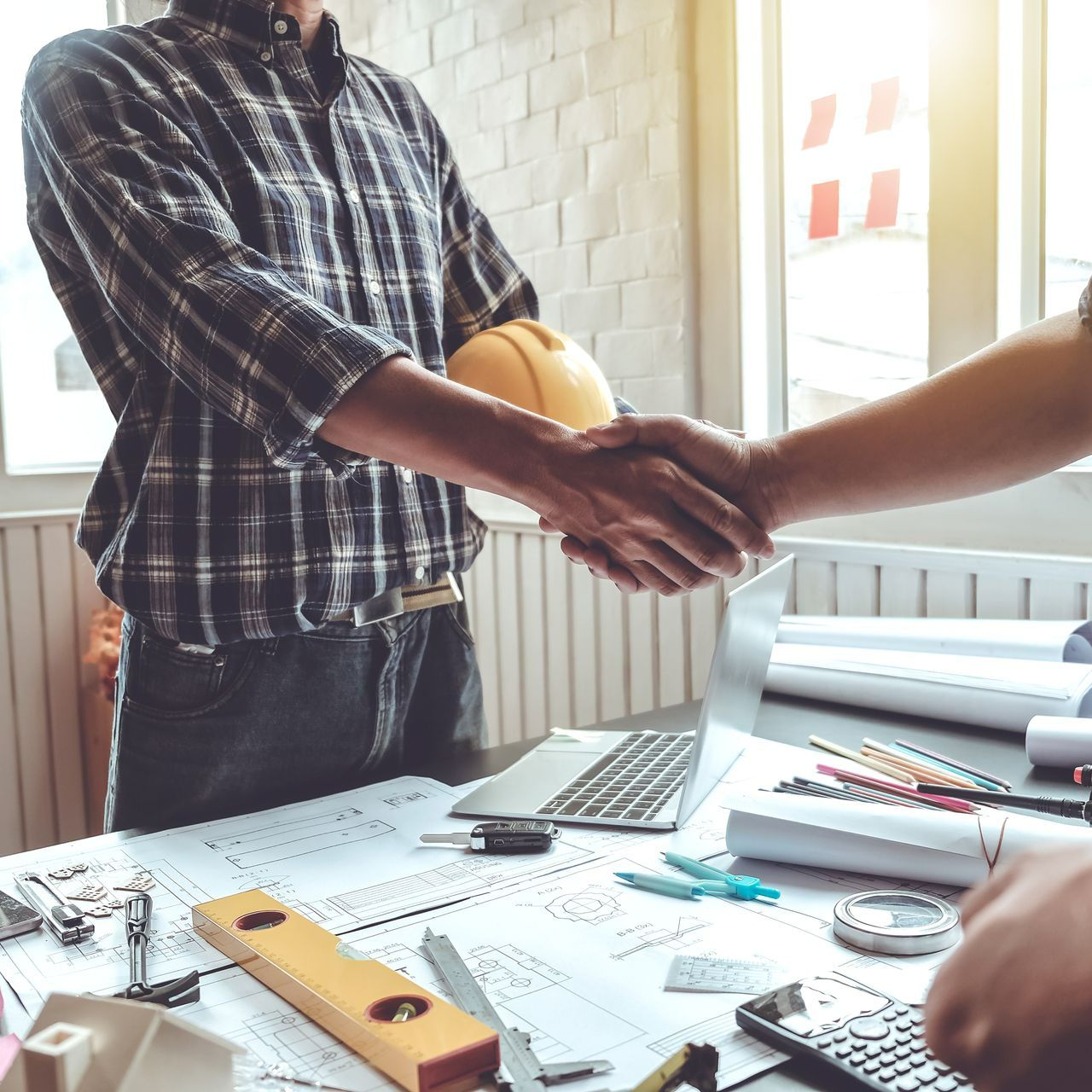 1 professionnel et un client qui se serrent la main