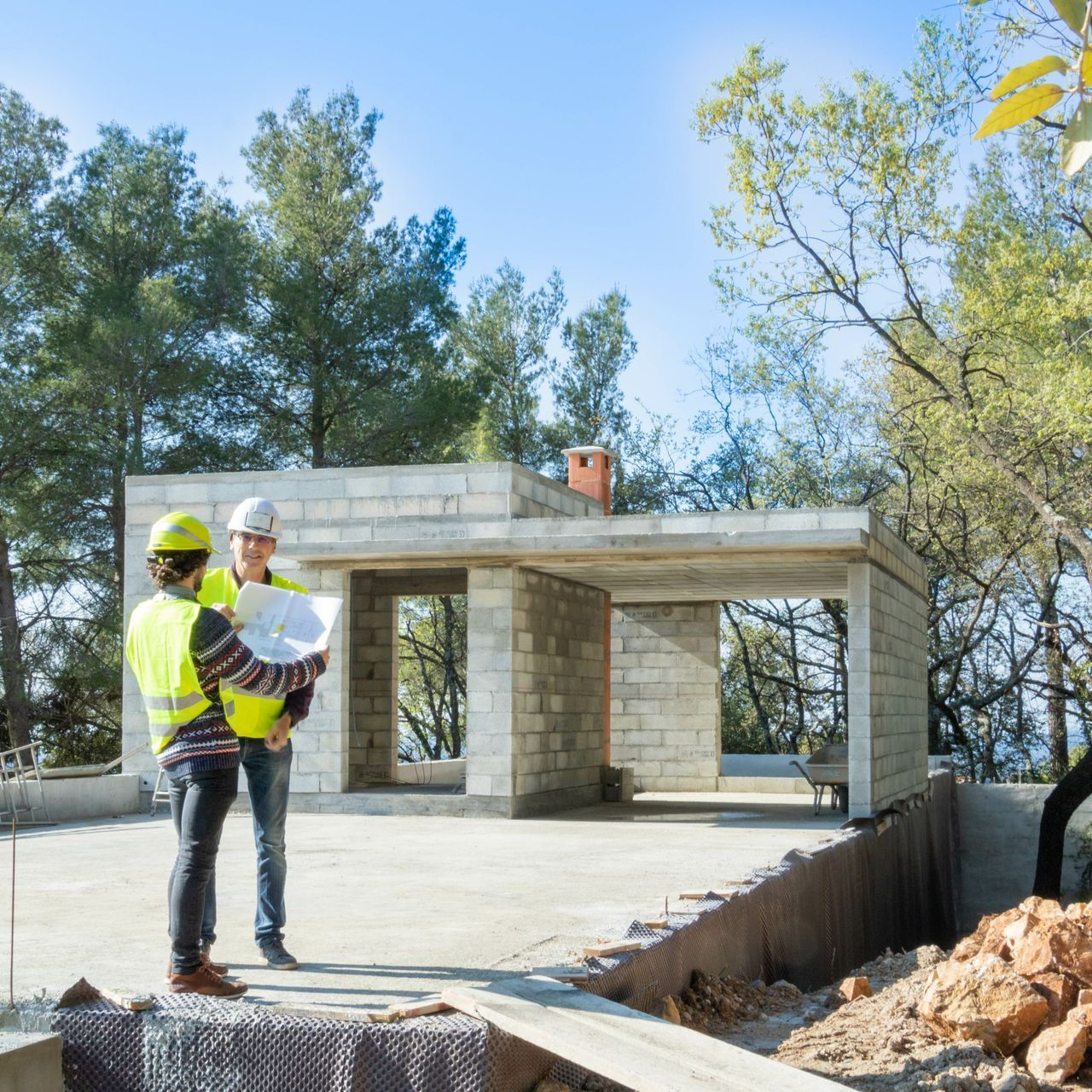 2 personnes devant un chantier de construction