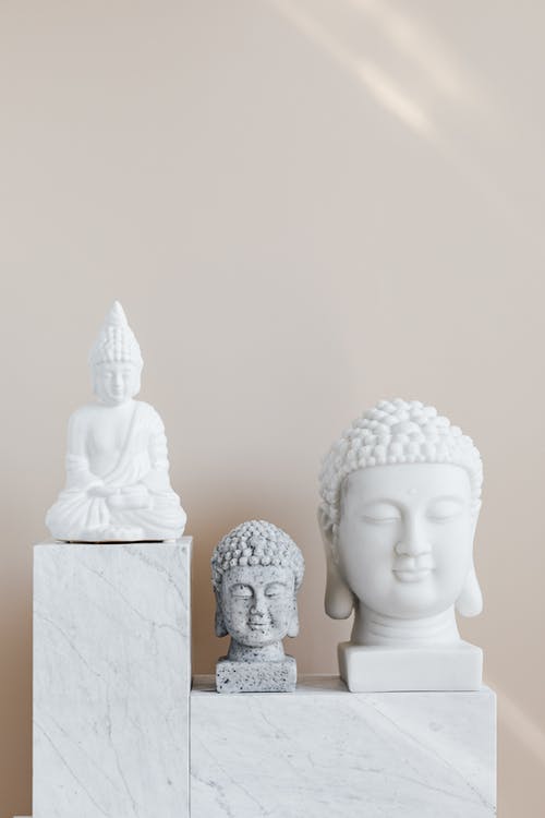 drei verschiedene Buddhafiguren