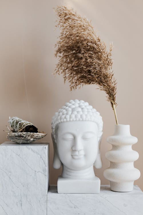 Deko mit Buddha und Trockenpflanze in Vase