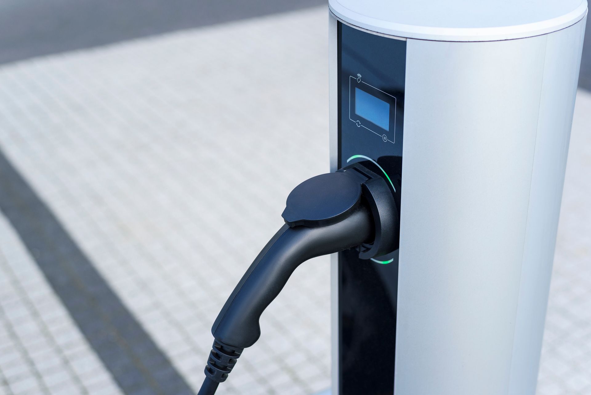 Prise de recharge pour voiture électrique connectée à une station de recharge.