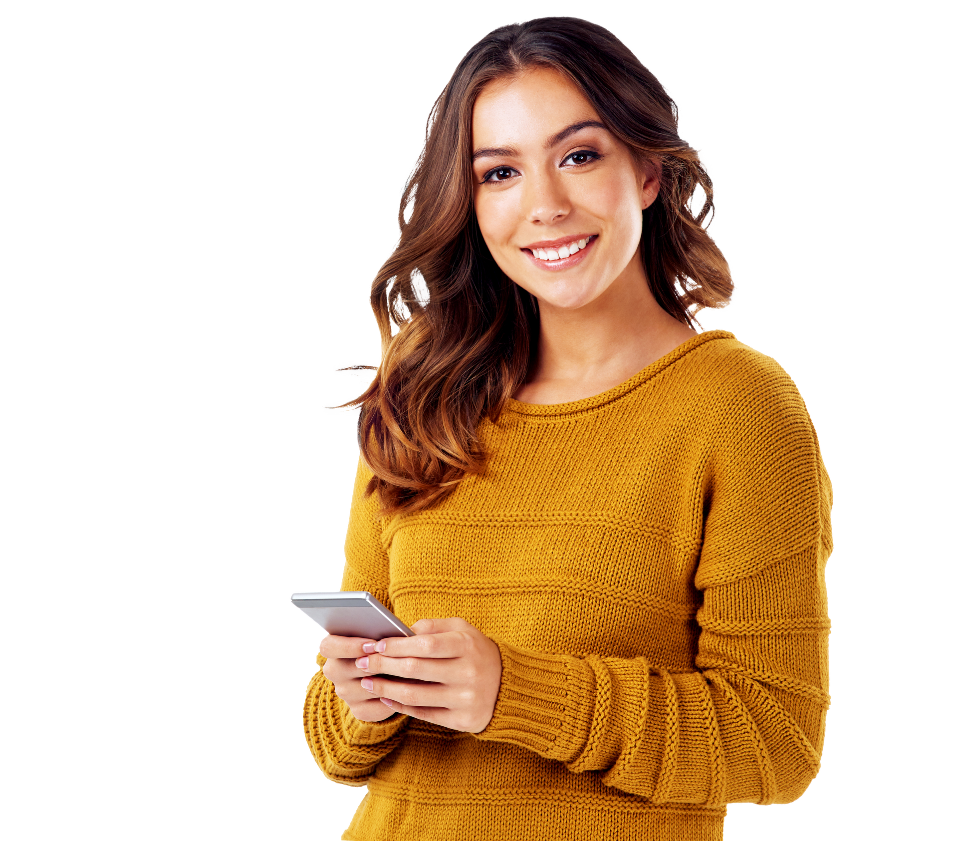 Femme souriante en pull tenant un portable.