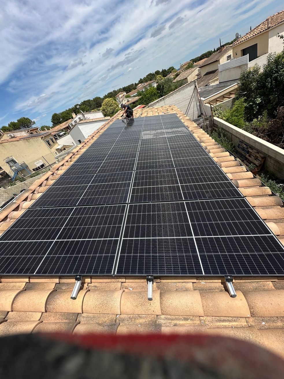 Vue inclinée de panneaux solaires installés sur un toit.