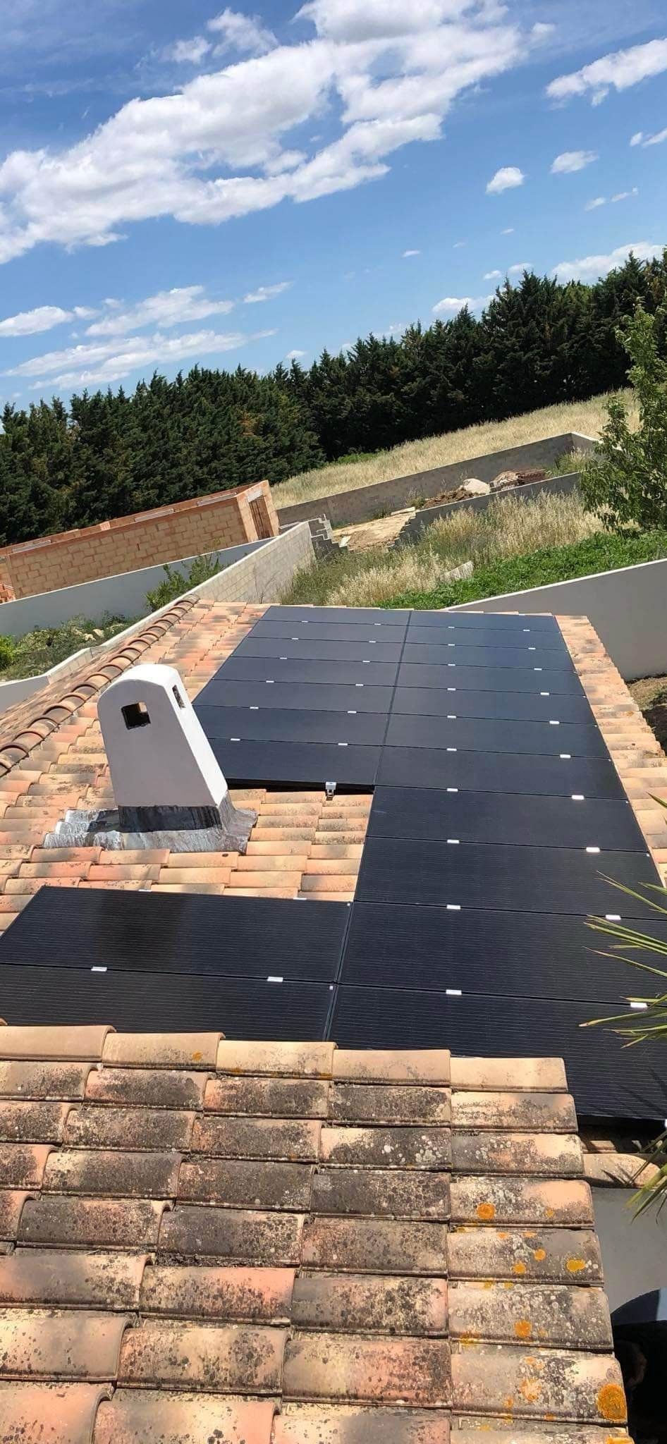 Vue du toit d'une surface recouverte d'une bâche avec un conduit de cheminée.