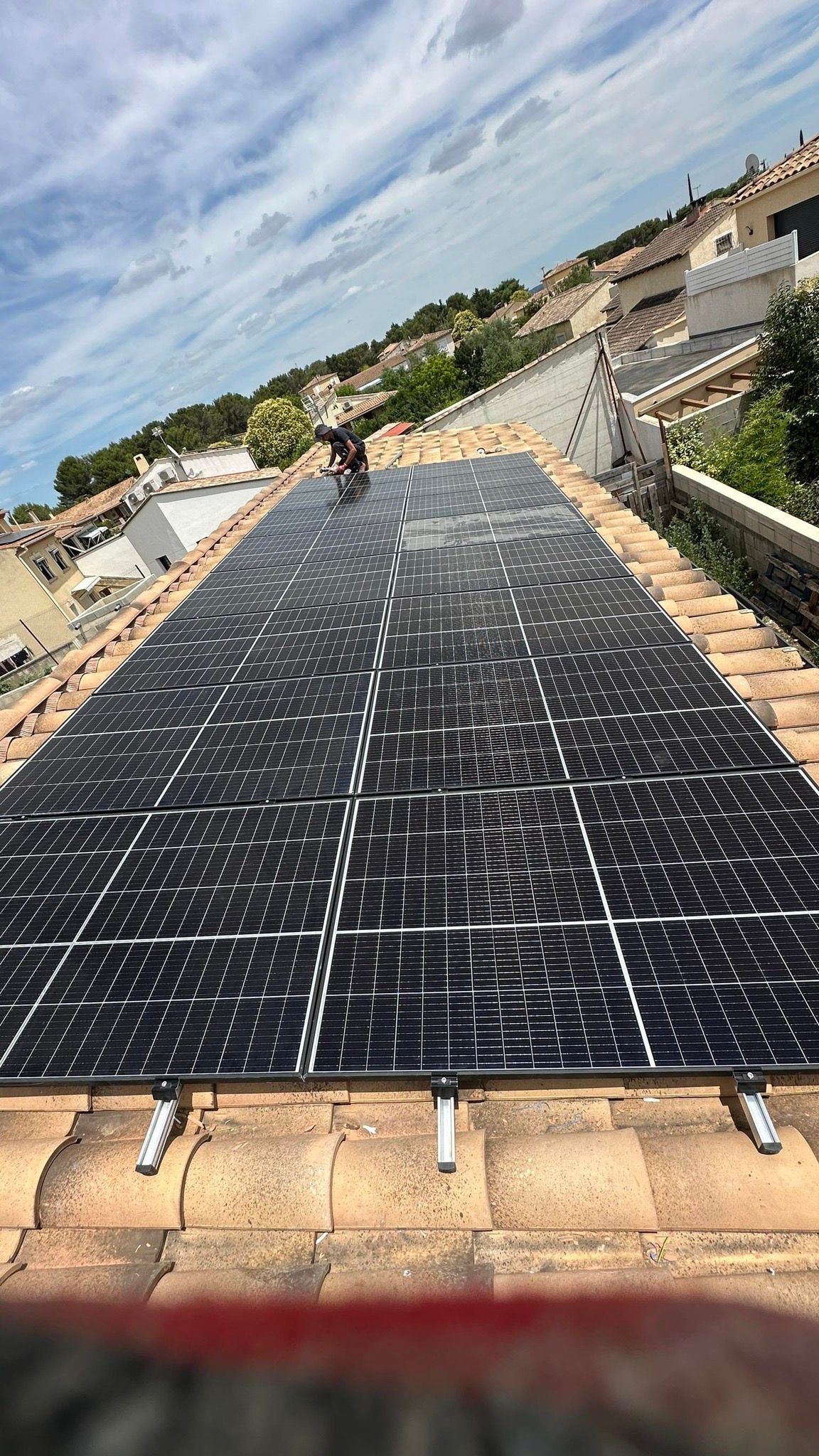 Des panneaux solaires recouvrent un toit en pente.