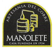 Logotipo: Diseño arqueado negro con texto amarillo e ilustración de un alambique de cobre.