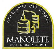 Logotipo: Diseño arqueado negro con texto amarillo e ilustración de un alambique de cobre.