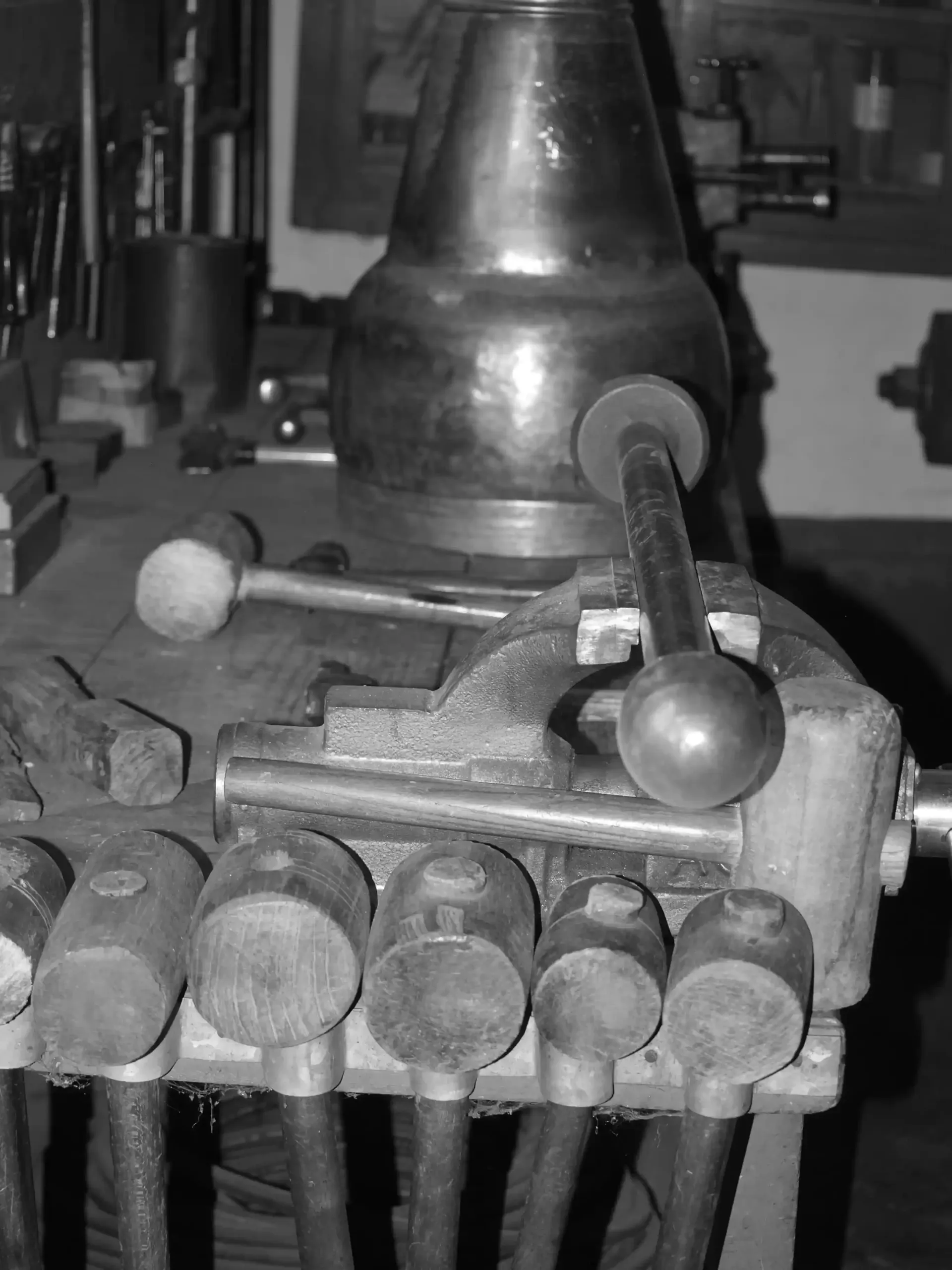 Banco de trabajo con tornillo de banco, herramientas y equipo para trabajar metales.