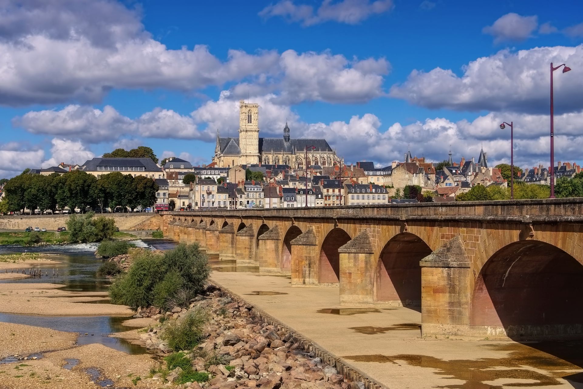 Ville de Nevers vue de loin
