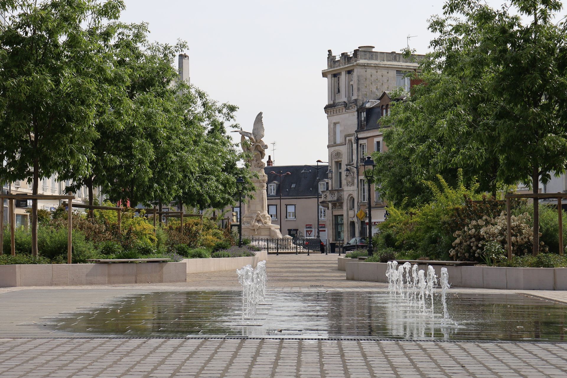 Vue sur la fontaine et le centre ville de Châteauroux