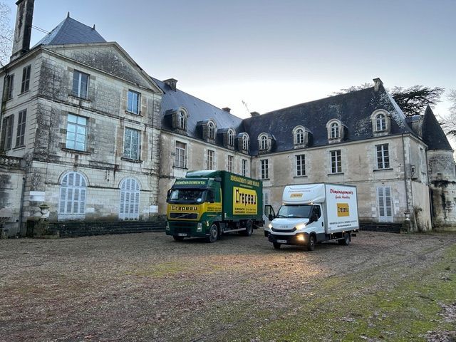 Boîte d’expédition en carton avec des icônes de recyclage et de livraison, du ruban adhésif et de la mousse sur le dessus.