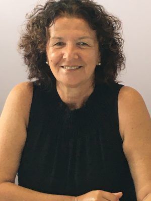Une femme souriante habillée en noir.