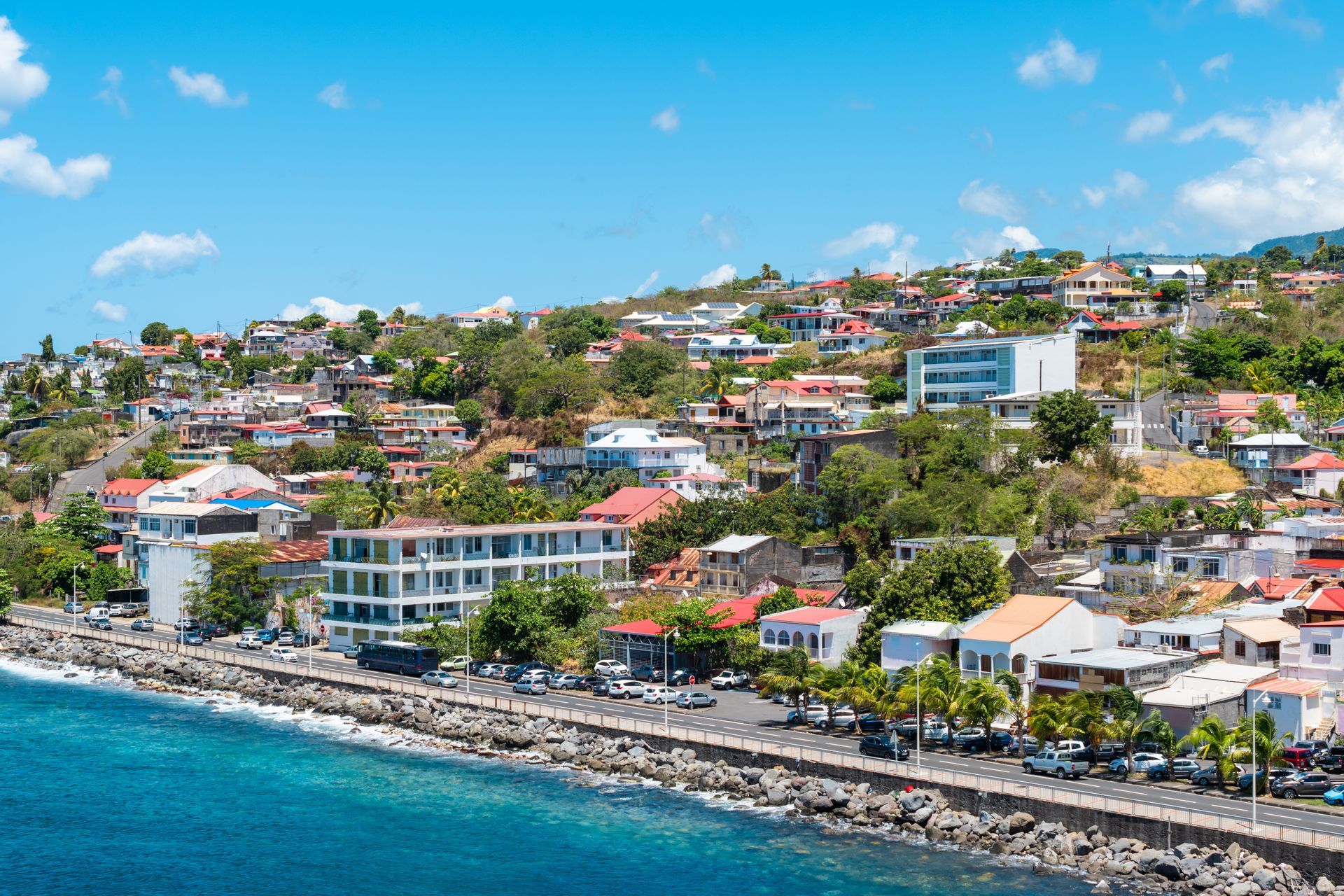Des habitations au bord de la mer.