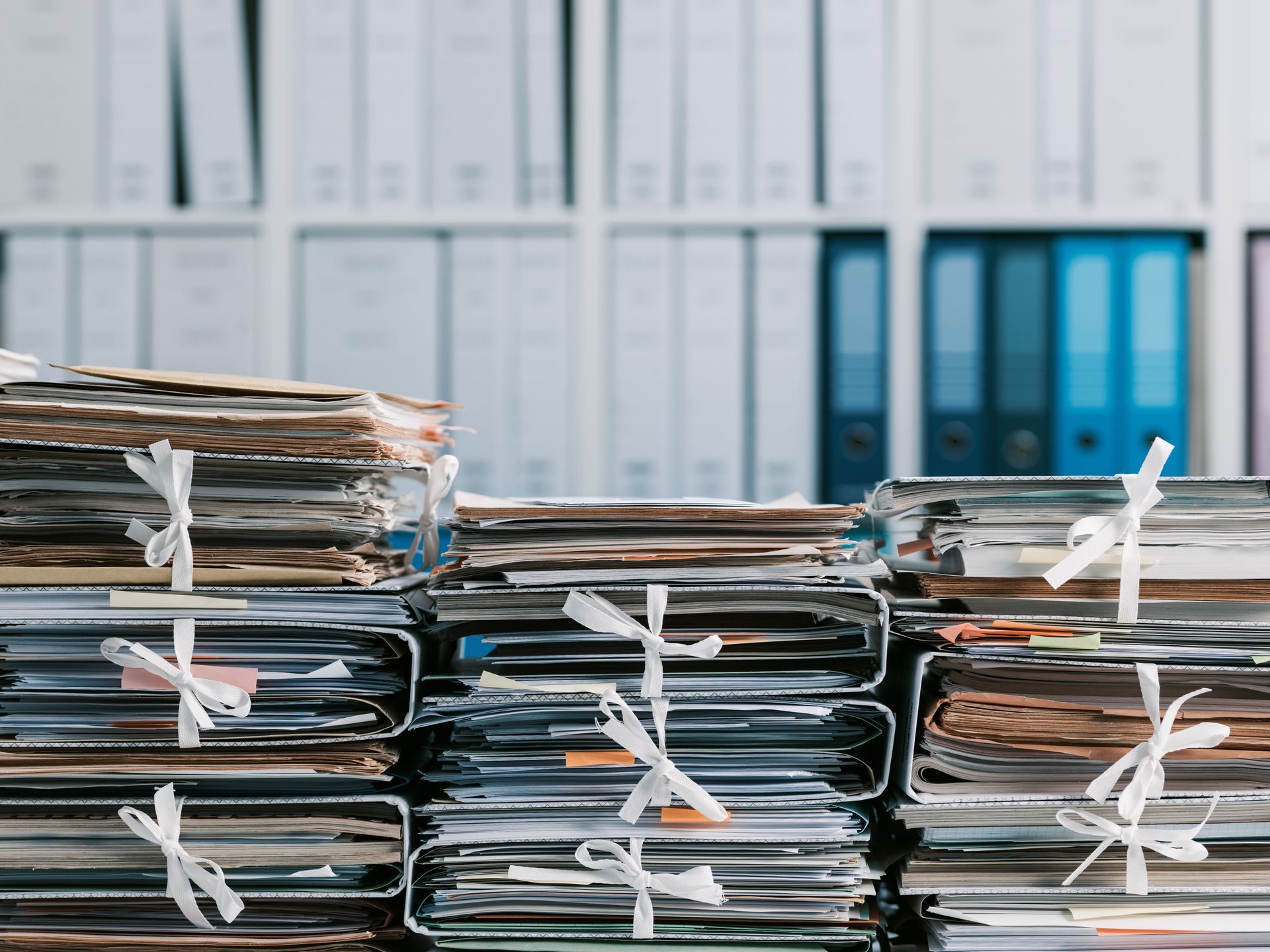 Des piles de documents.