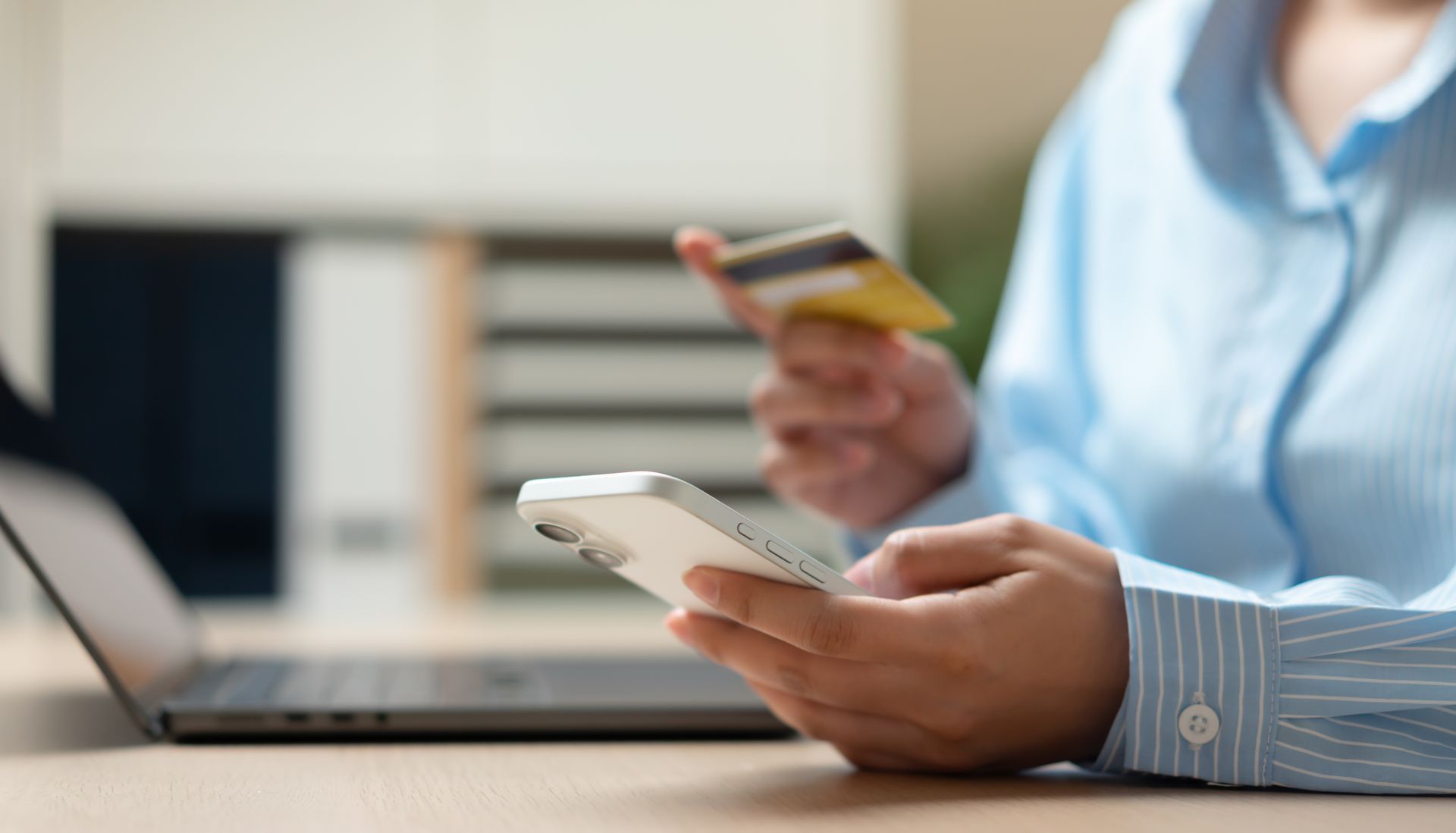 Un portable et une carte bancaire.
