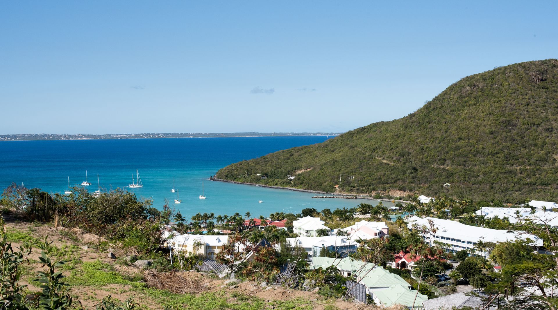 Une baie avec de l'eau turquoise.