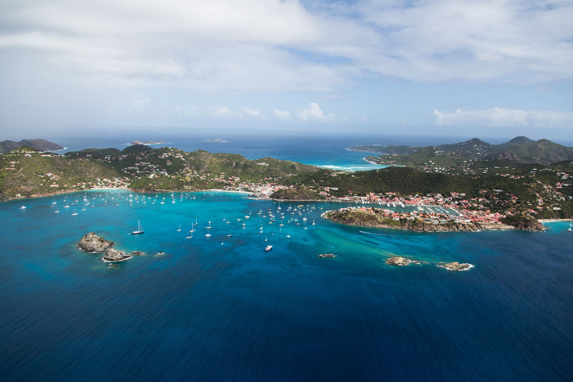 La mer, des bâteaux et la côte.