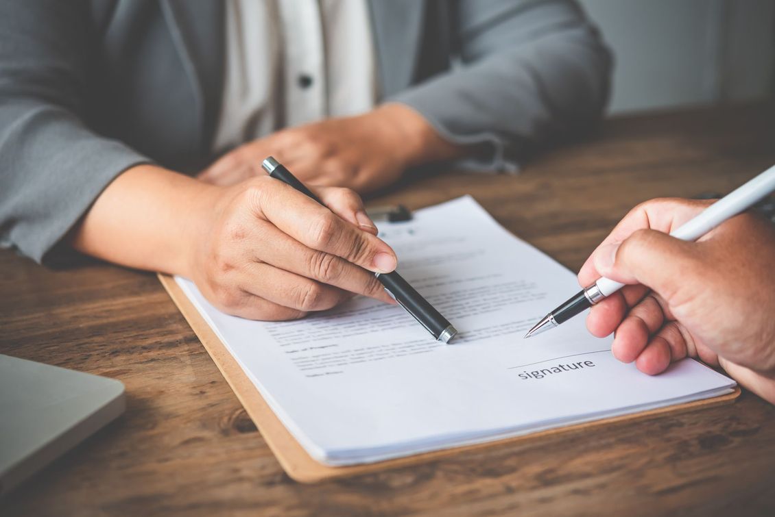 Deux stylos et un contrat.
