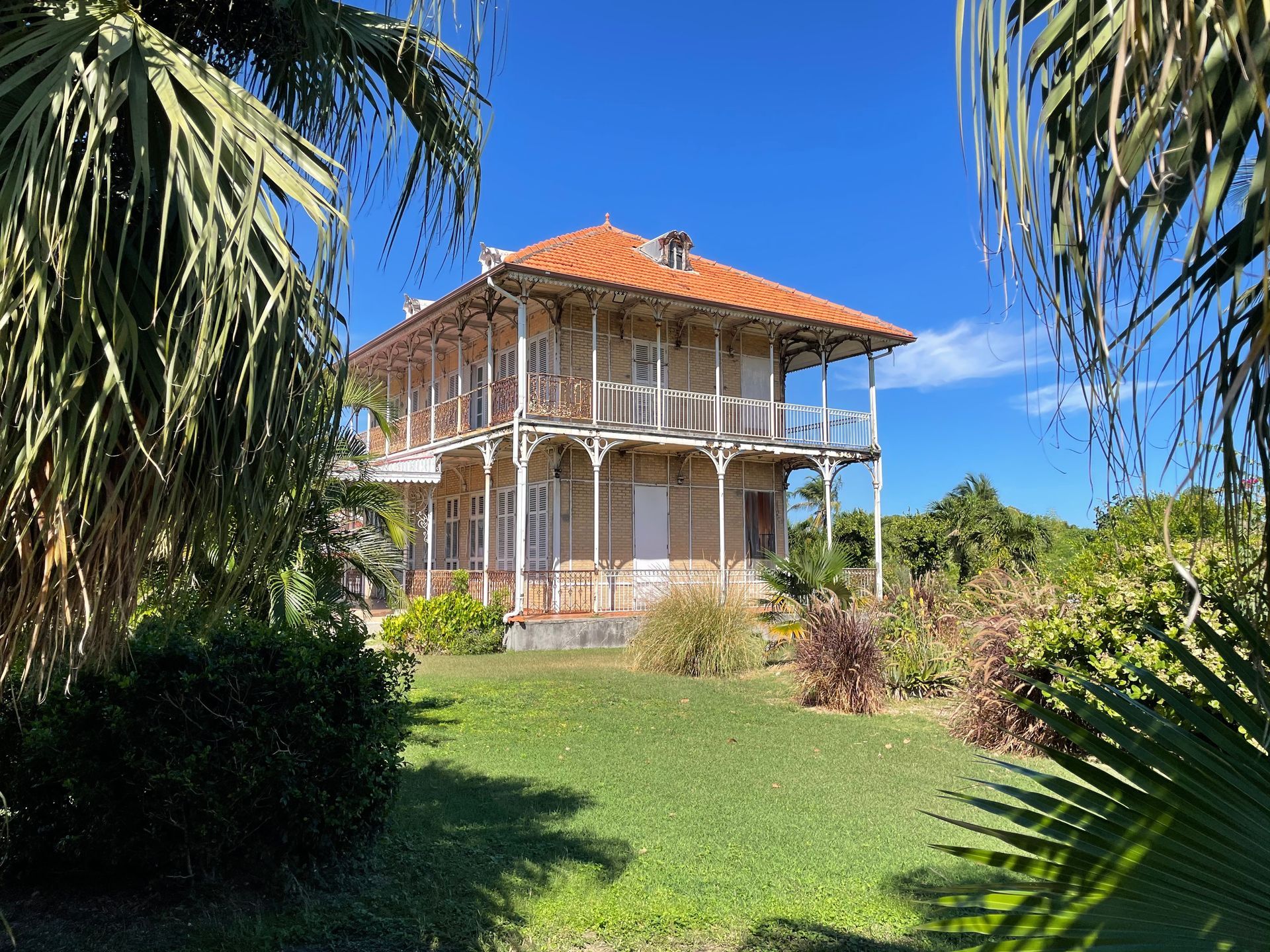 Une belle maison à deux étages.