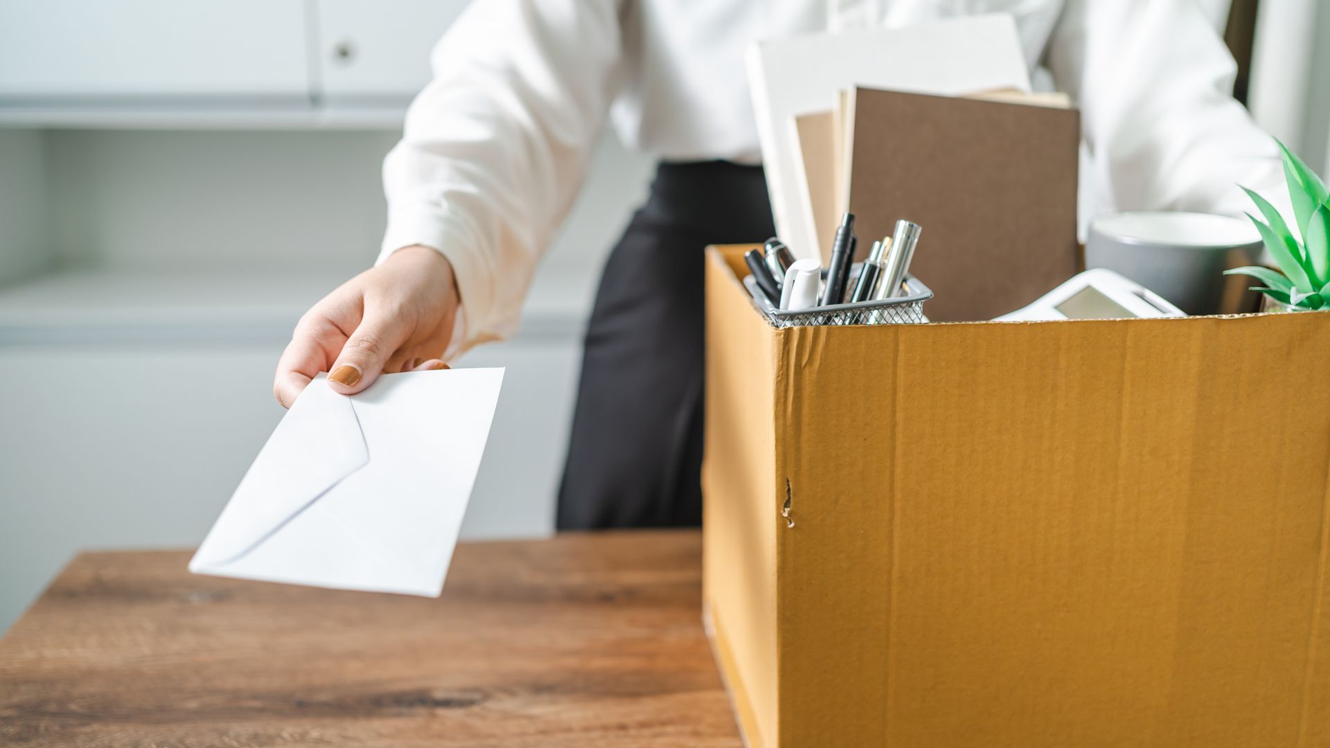 Une enveloppe et un carton.