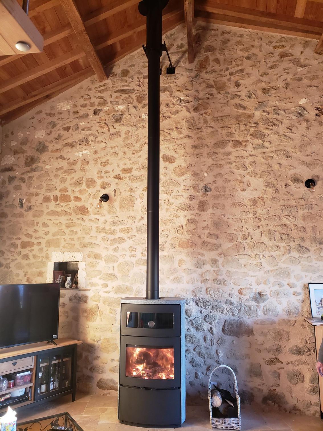 Flammes dans un poêle à granulés