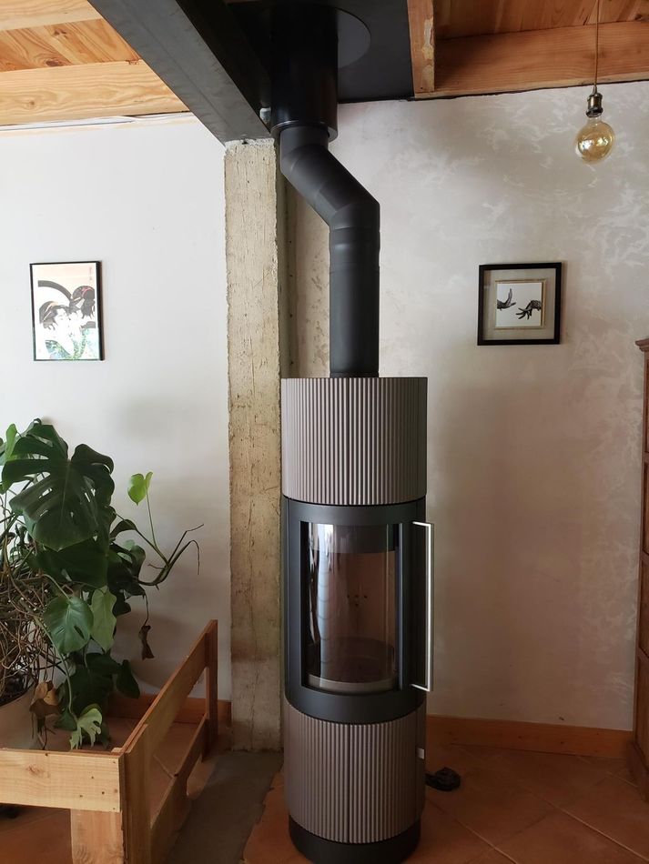 Poêles à bois cylindriques et mur vert