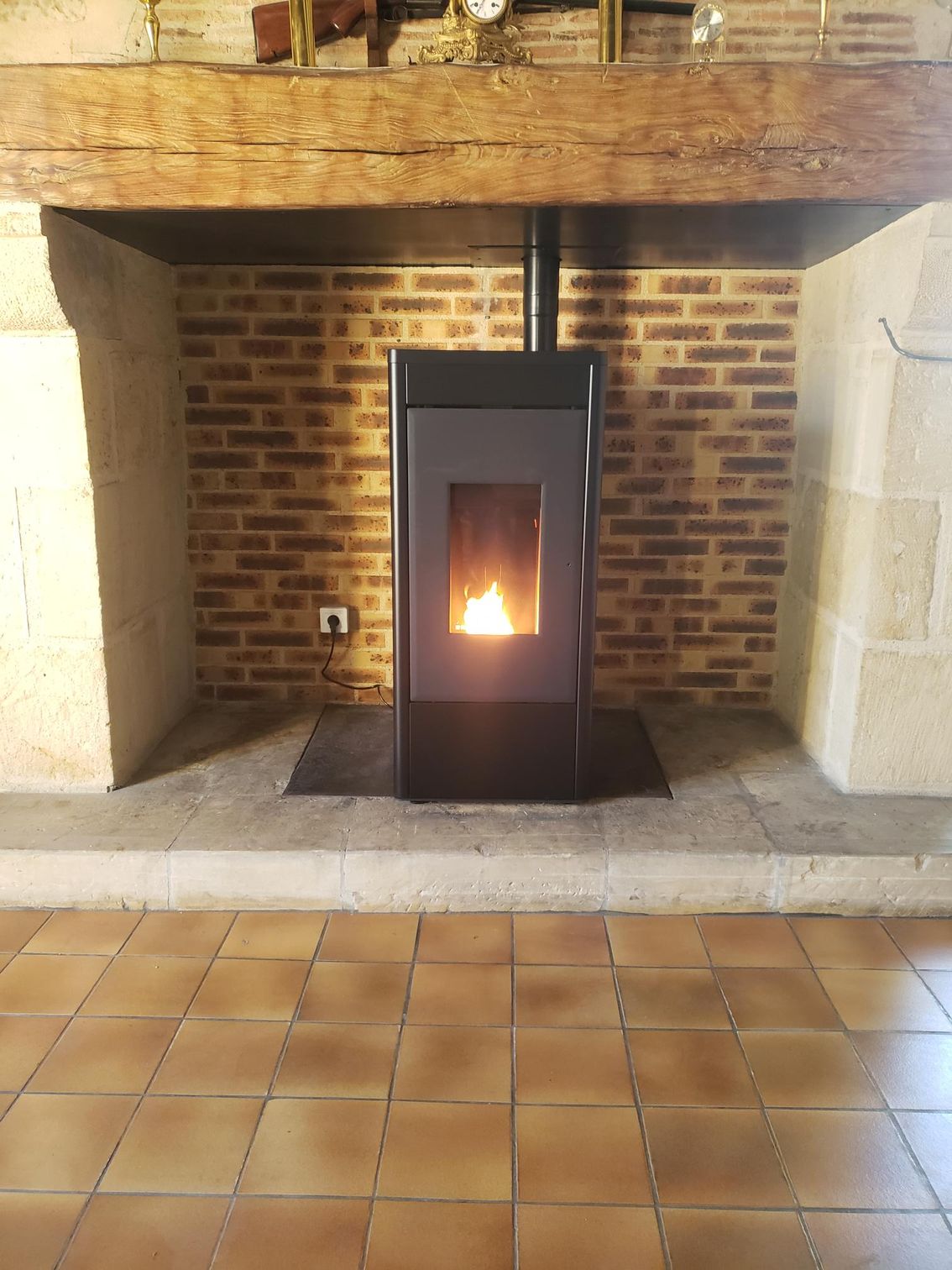 Poêle à bois dans une cheminée en pierre