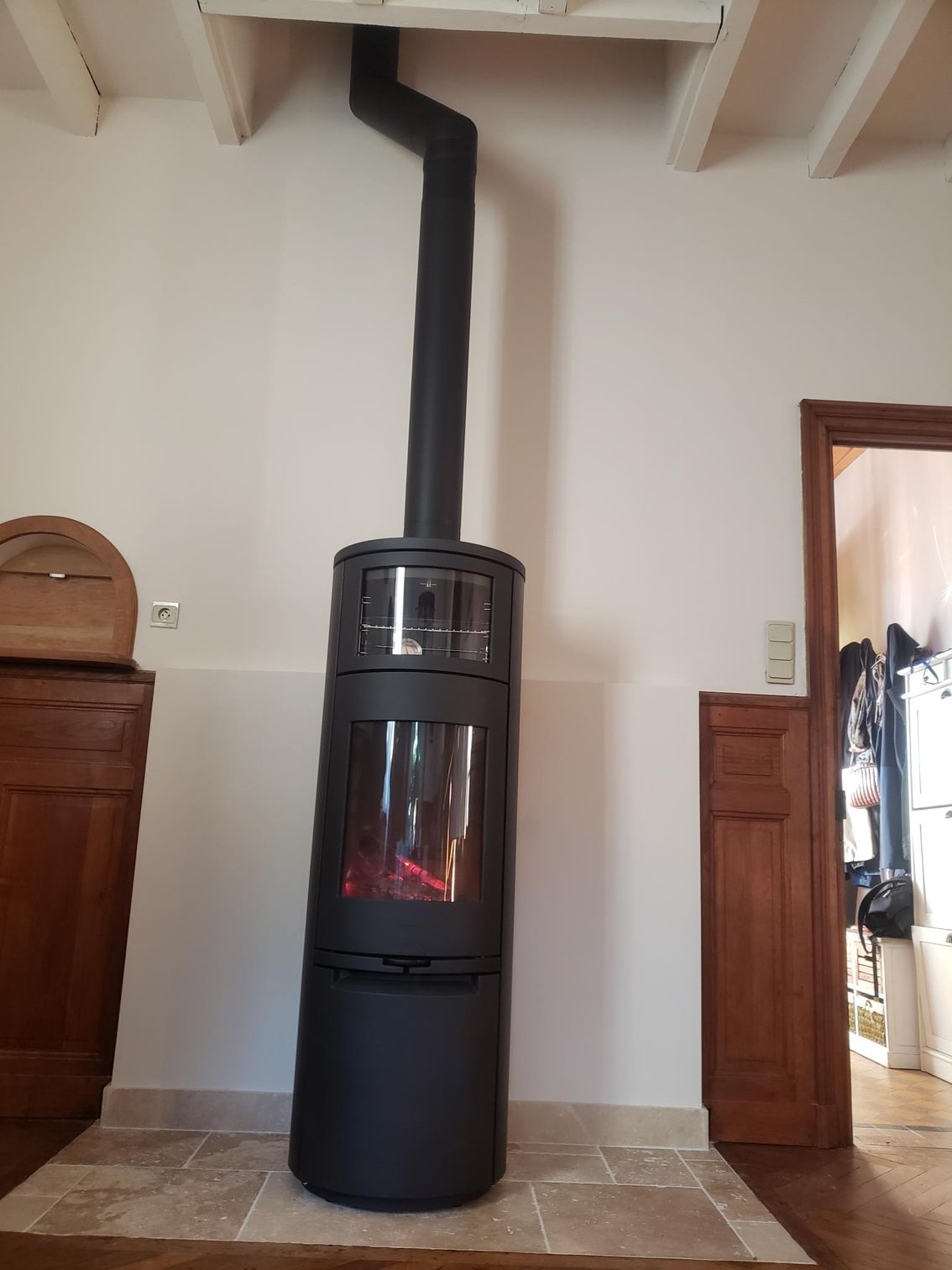 Ramoneur avec un hérisson sur un toit