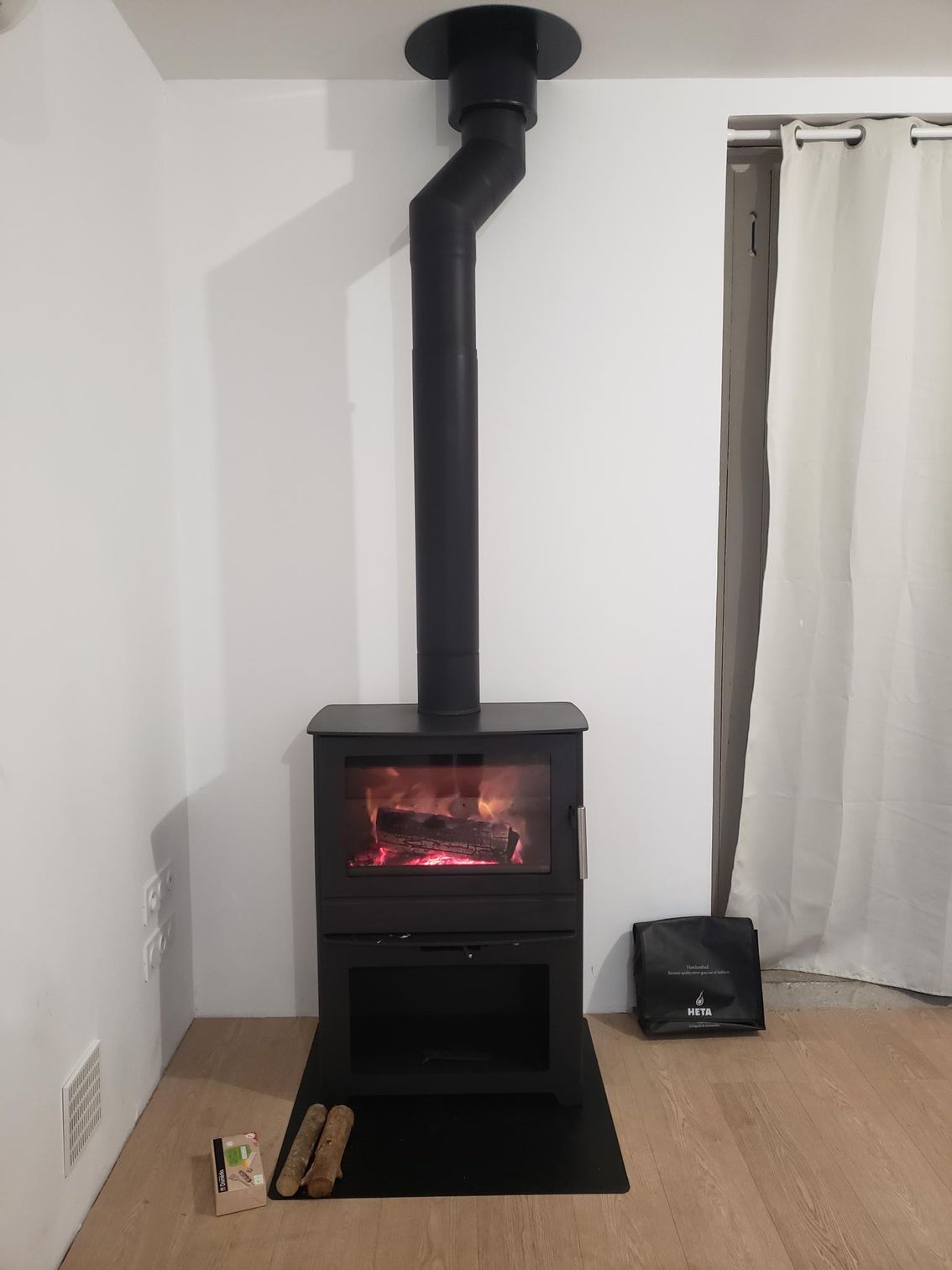 Pelle de cendres retirée d'un foyer