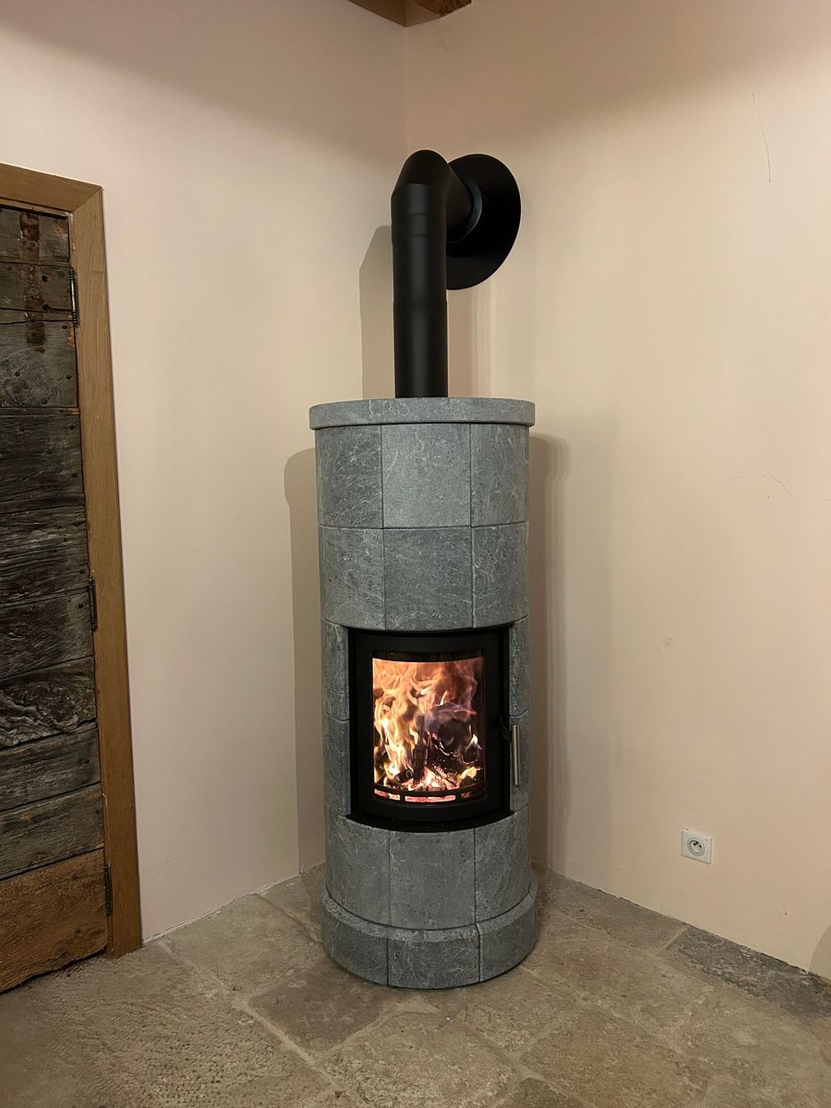 Pelletée de cendres dans un poêle à bois