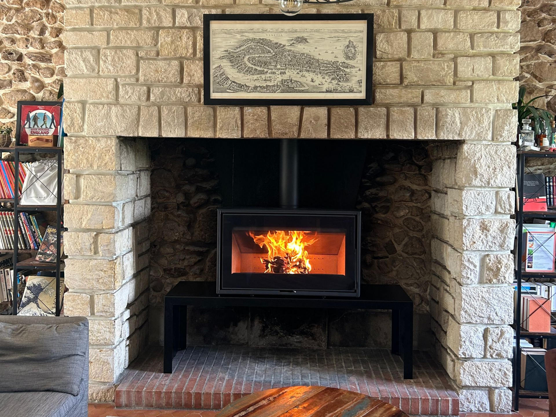 Installation de poêle à bois dans un insert de cheminée