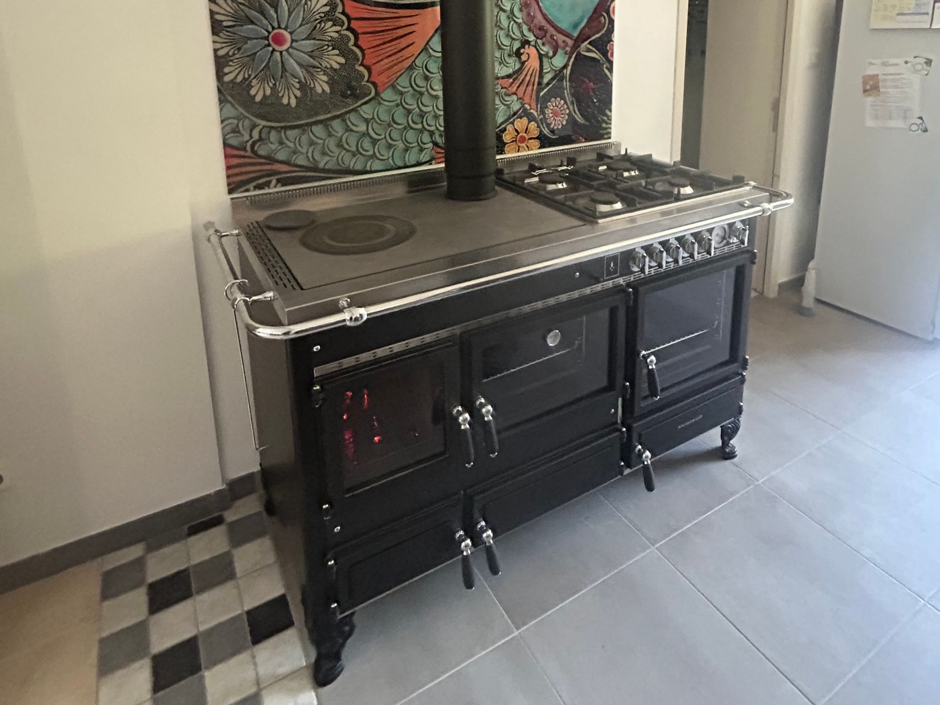Cuisinière à bois installé dans une cuisine moderne