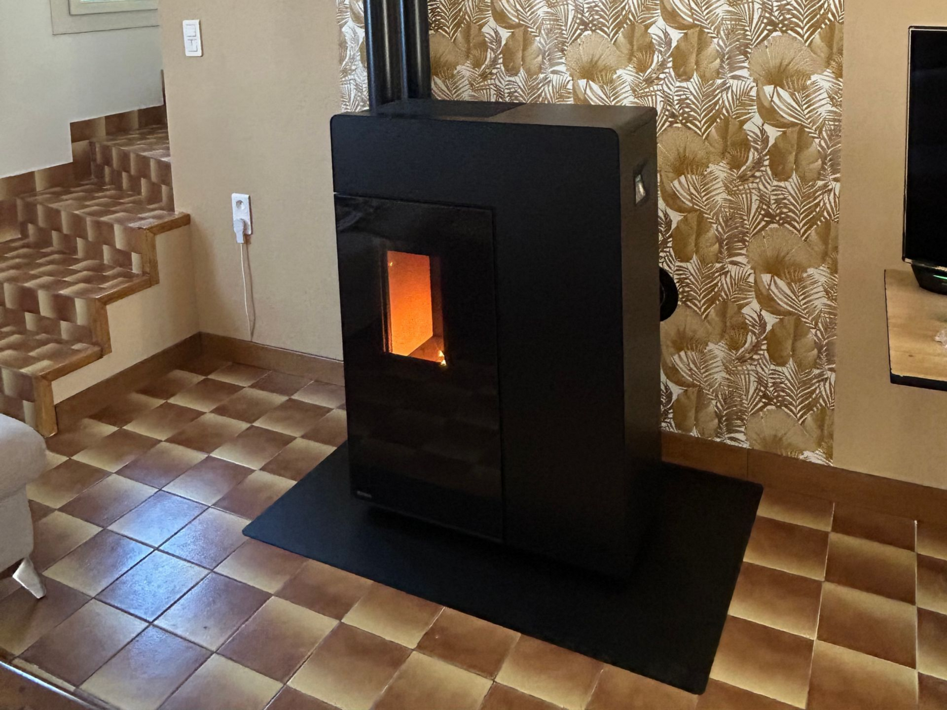 Poêle à granulés dans une entrée décorée dans les tons de marron