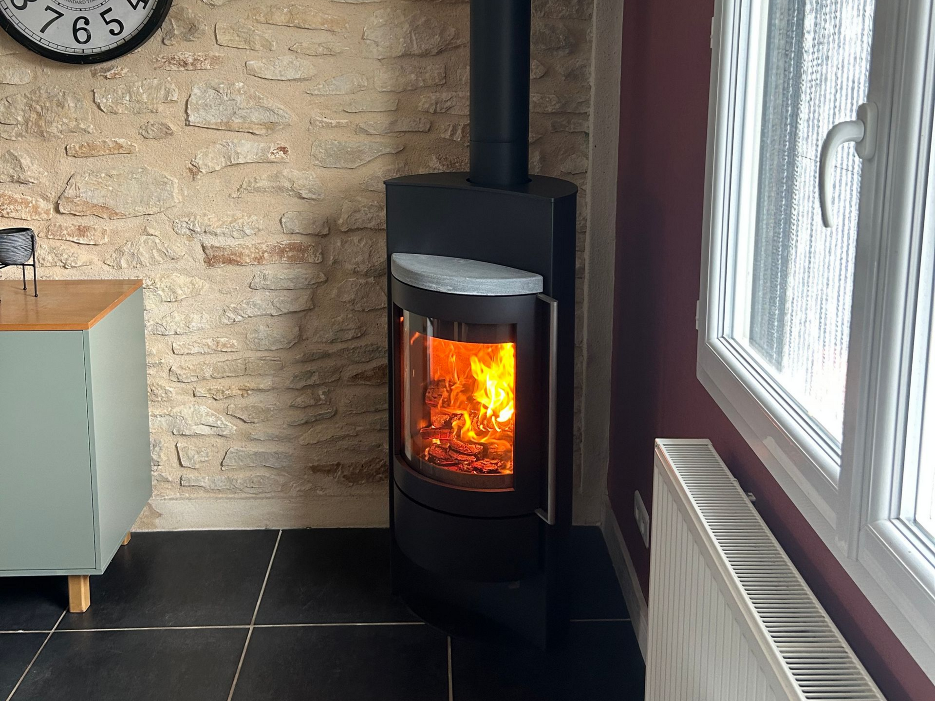 Poêle à bois dans l'angle d'un mur de pierre