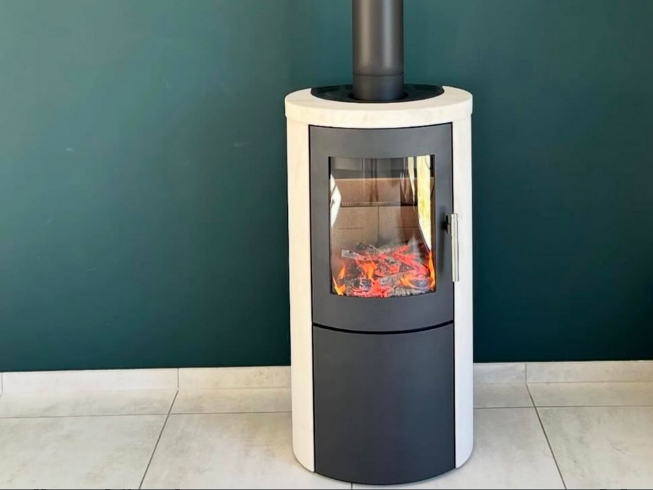 Pelletée de cendres dans un poêle à bois