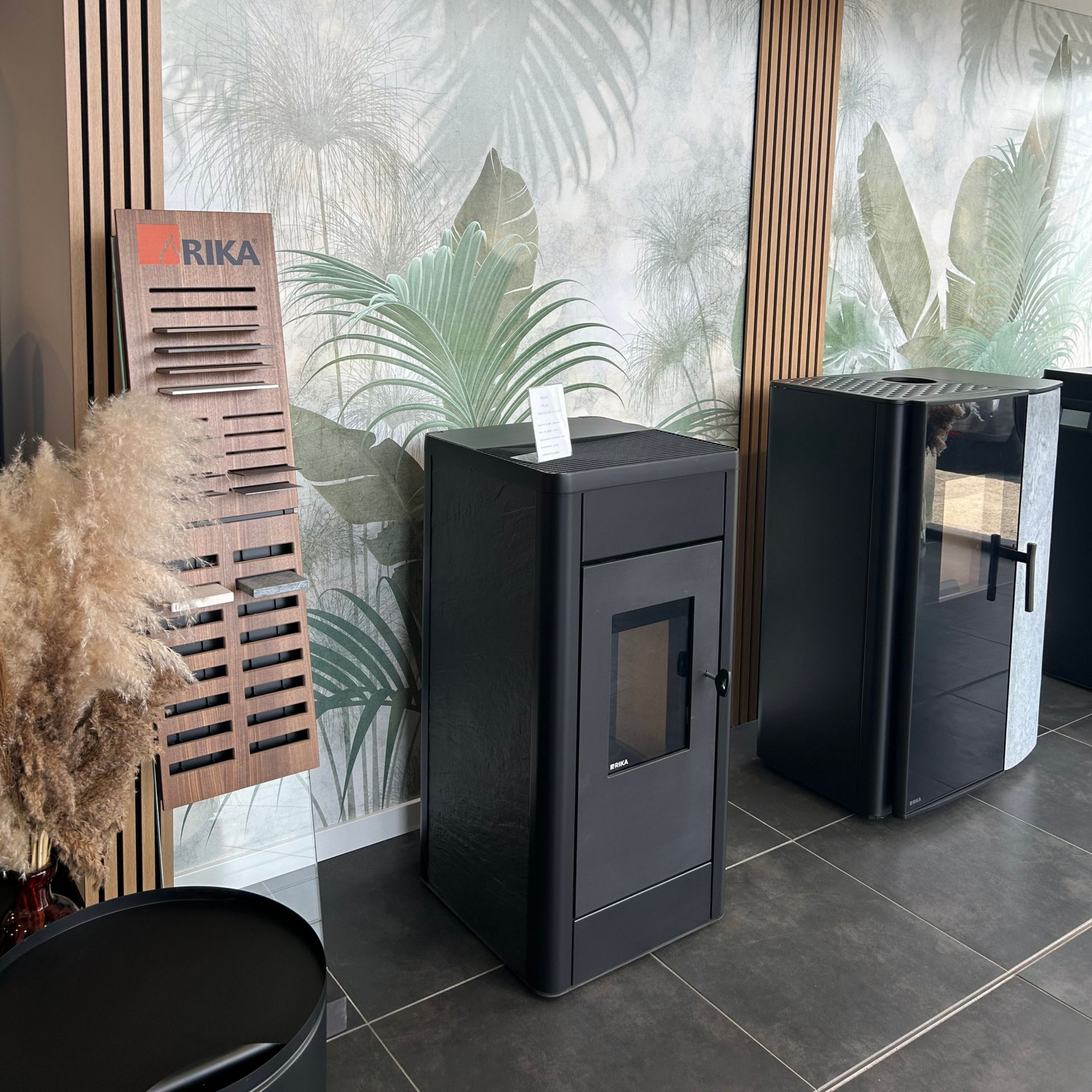 Poêle à granulés RIKA et totem de présentation