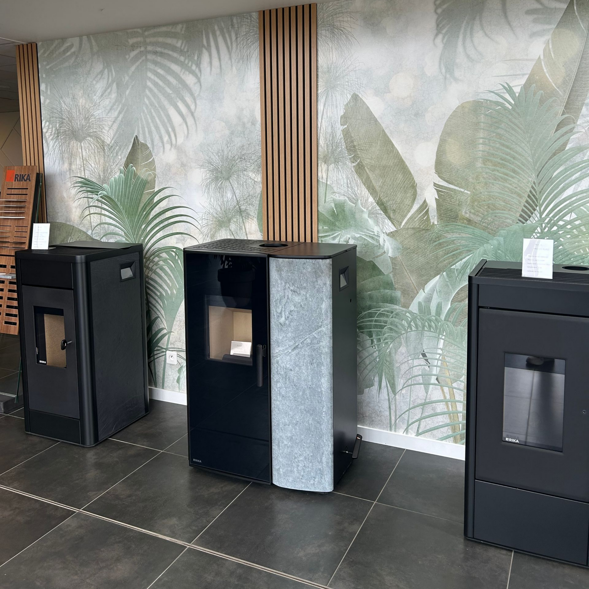 Poêle à granulés noir dans un salon