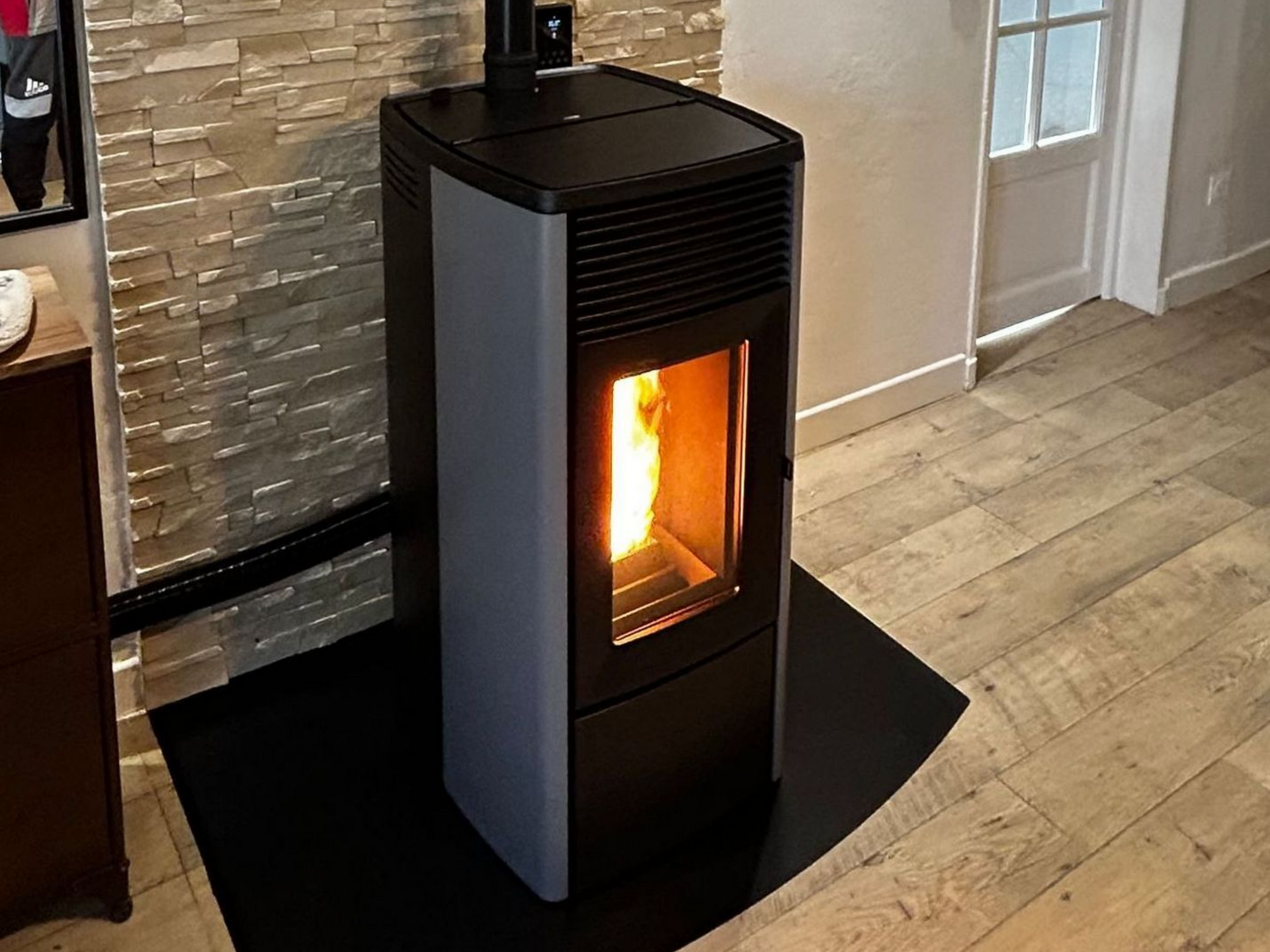 Flammes dans un poêle à granulés