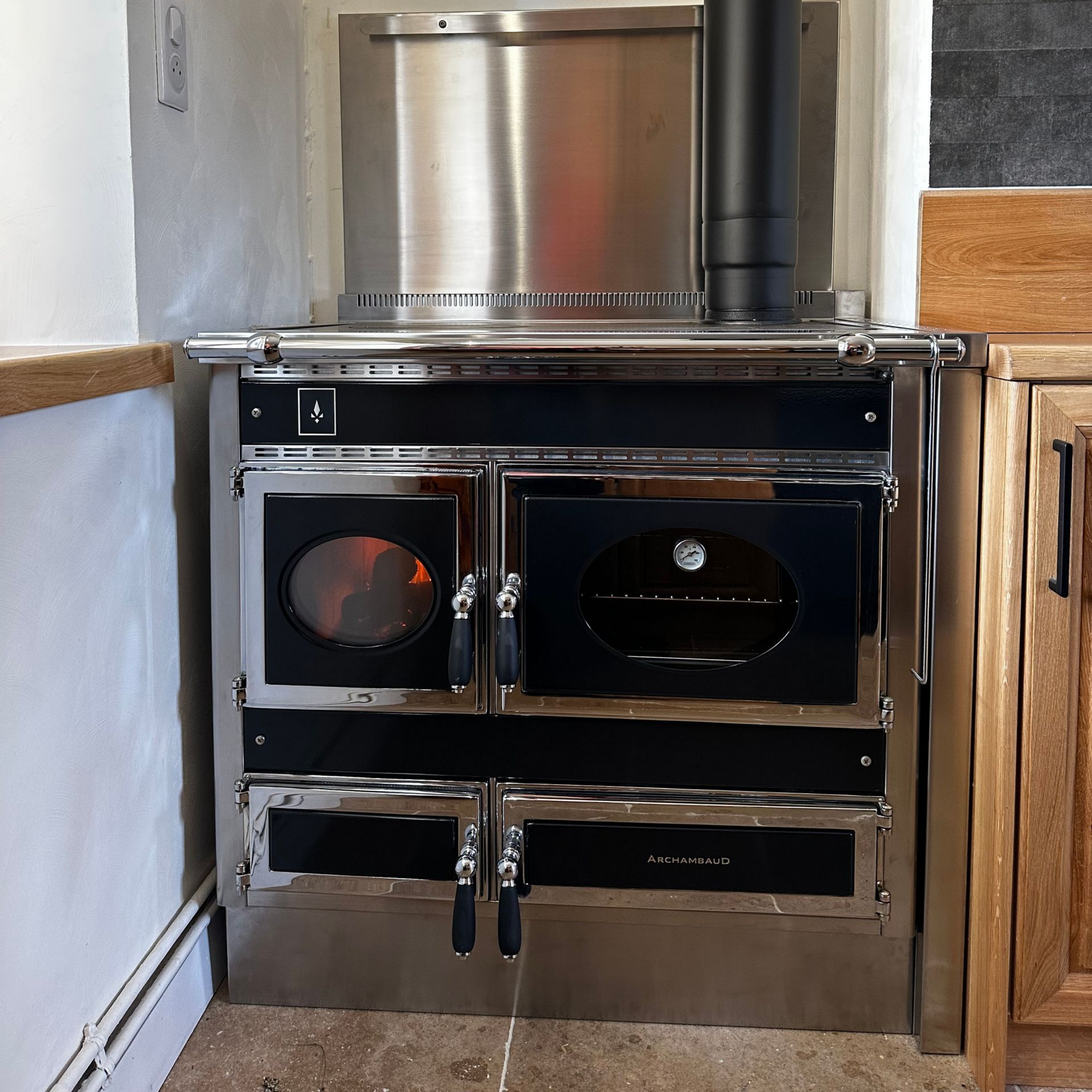 Cuisinière à bois avec façade en métal