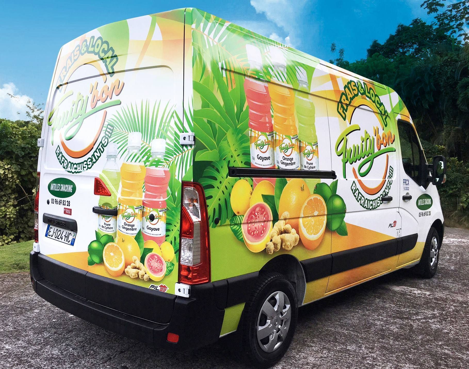 Camionnette arborant une identité visuelle colorée.