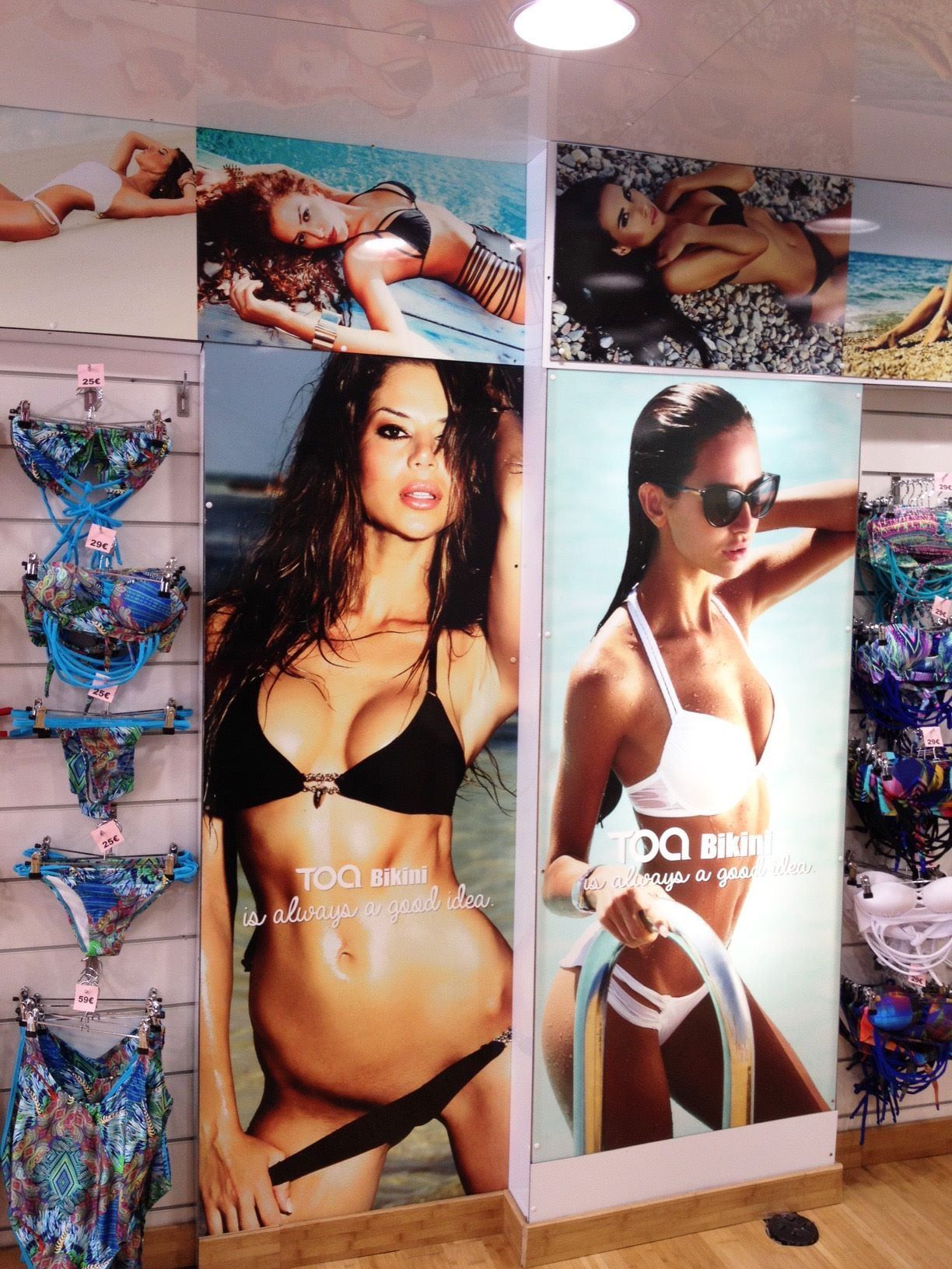 Vitrine de maillots de bain mettant en scène des femmes en bikini.