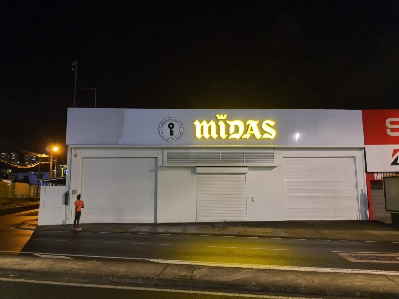 L'atelier de réparation automobile Midas, la nuit.