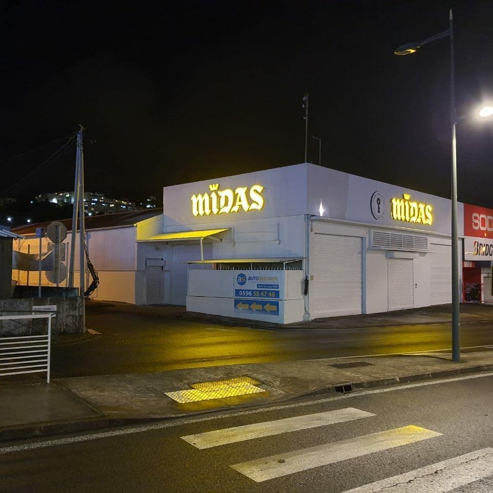 Atelier de réparation automobile Midas, la nuit.